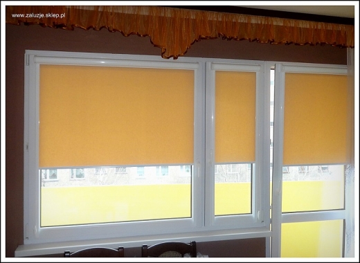 Żółte rolety balkonowe